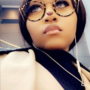 Meet your Posher, Alexis